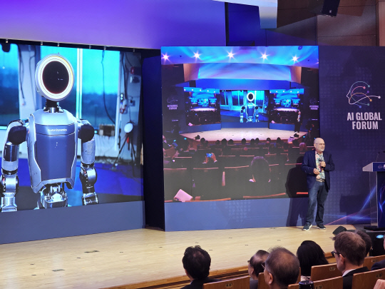 마크 레이버트 보스턴다이내믹스 창업자가 22일 KIST에서 열린 'AI 글로벌 포럼'에서 기조연설하고 있다. 팽동현 기자